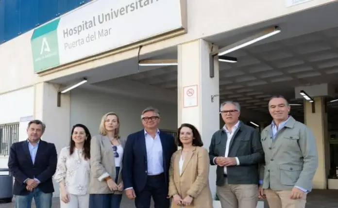 FOTOGRAFÍA. CÁDIZ (ANDALUCÍA) ESPAÑA, 18 DE ABRIL DE 2026. Gavira propondrá en Andalucía el Acuerdo VOX-PP en Extremadura. El candidato de VOX a la presidencia de de la Junta de Andalucía, "Manolo" Manuel Gavira Florentino 8c), registrado este sábado ante las puertas del Hospital Universitario Puerta del Mar. Lasvocesdelpueblo (Ñ Pueblo)