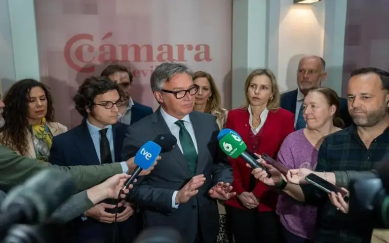FOTOGRAFÍA. SEVILLA (ANDALUCÍA) ESPAÑA, 07 DE ABRIL DE 2026. Gavira responsabiliza al PP y PSOE de ataques marroquíes en Montefrío y Zafarraya. El secretario general de VOX en el Congreso de los Diputados y portavoz nacional de Economía y Desregulación, José María Figaredo Álvarez-Sala (José María Figaredo) (i); y el candidato de VOX a la presidencia de la Junta de Andalucía, Manuel Gavira Florentino (d); atienden los medios de comunicación en Sevilla, en marco de los actos de la precampaña electoral del 17M Elecciones Andalucía. Lasvocesdelpueblo (Ñ Pueblo)