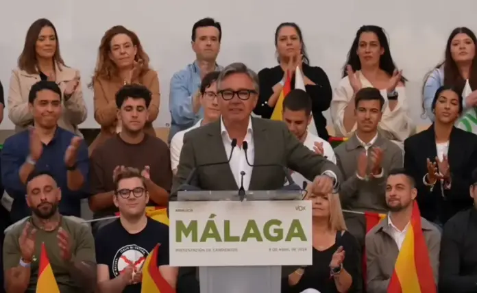 FOTOGRAFÍA. MÁLAGA (ANDALUCÍA) ESPAÑA, 09 DE ABRIL DE 2026. Esta tarde VOX ha presentado en Málaga, con la presencia del presidente del partido, Santiago Abascal Conde; y el secretario general, Ignacio Garriga Vaz de Conceiçao; a los cabezas de las candidaturas, liderados por el candidato a la Presidencia, Manuel Gavira Florentino; con los que concurrirá a las elecciones al Parlamento de Andalucía, "la única alternativa posible a la estafa del PP y del PSOE". Lasvocesdelpueblo (Ñ Pueblo)