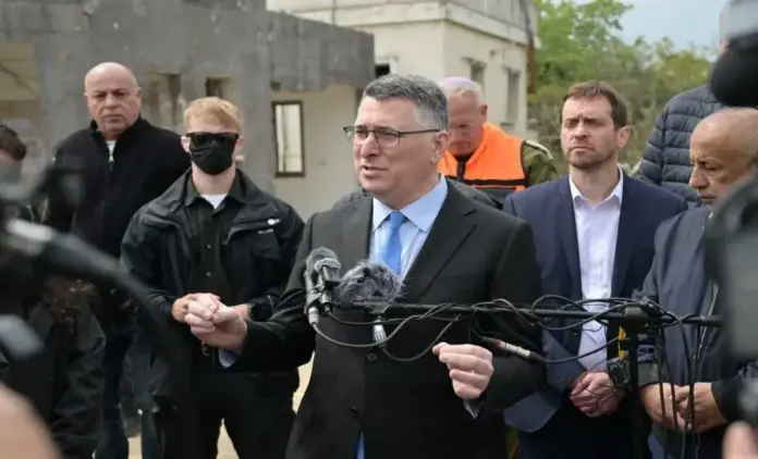 Gideon Sa'ar ,Las víctimas en Líbano son terroristas de Hezbolá FOTOGRAFÍA. (ISRAEL), 15 DE MARZO DE 2026. Gideon Sa'ar: Las víctimas en Líbano son terroristas de Hezbolá. El ministro de Asuntos Exteriores del Estado de Israel, Gideon Sa'ar, mantiene una rueda de prensa para medios internacionales en el lugar del misil balístico del régimen terrorista ayatolá impactado en en Beit Zarzir (Distrito Norte de Israel), junto con el concejal Atef Garifat y Rim Garifat; el ataque resultó herido en el evento. Gideon Sa'ar dijo que "el régimen iraní comete crímenes de guerra y dirige los misiles hacia la población civil". "Lastima tanto a judíos como a musulmanes israelíes". "Todos los perdidos y todos los heridos por nosotros durante estas dos semanas del tiroteo desde Irán son civiles". "Esta es una guerra que revela la verdadera naturaleza del régimen iraní". "¡El régimen iraní comete crímenes de guerra!". Lasvocesdelpueblo (Ñ Pueblo)