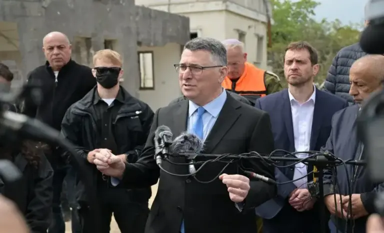 FOTOGRAFÍA. (ISRAEL), 15 DE MARZO DE 2026. Gideon Sa'ar: Las víctimas en Líbano son terroristas de Hezbolá. El ministro de Asuntos Exteriores del Estado de Israel, Gideon Sa'ar, mantiene una rueda de prensa para medios internacionales en el lugar del misil balístico del régimen terrorista ayatolá impactado en  en Beit Zarzir (Distrito Norte de Israel), junto con el concejal Atef Garifat y Rim Garifat; el ataque resultó herido en el evento. Gideon Sa'ar dijo que "el régimen iraní comete crímenes de guerra y dirige los misiles hacia la población civil". "Lastima tanto a judíos como a musulmanes israelíes". "Todos los perdidos y todos los heridos por nosotros durante estas dos semanas del tiroteo desde Irán son civiles". "Esta es una guerra que revela la verdadera naturaleza del régimen iraní". "¡El régimen iraní comete crímenes de guerra!". Lasvocesdelpueblo (Ñ Pueblo)