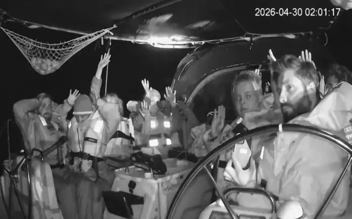 FOTOGRAFÍA. AGUAS INTERNACIONALES, 30 DE ABRIL DE 2026. Netanyahu a la Flotilla: Fueron expulsados y continuarán viendo Gaza en YouTube. En la imagen, un grupo de "partidarios de Hamás" integrantes de la Global Sumud Flotilla (Flotimma Global Sumud), a bordo de una de las al menos "58 embarcaciones", movilizadas por el grupo terrorista islamofascista y antisemita Hamás, durante la interceptación y captura de estos "provocadores profesionales" antisemitas por parte de la Armada del Estado de Israel este jueves 30 de abril de 2026 en aguas internacionales. Todos han sido capturados y expulsado a Grecia, país que se ha ofrecido para su acogida. Captura vídeo Señal Global Sumud Flotilla/Lasvocesdelpueblo (Ñ Pueblo)
