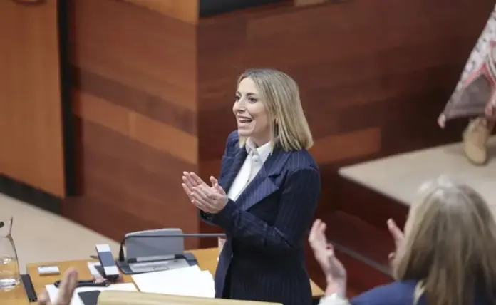 FOTOGRAFÍA. MÉRIDA (EXTREMADURA) ESPAÑA, 22 DE ABRIL DE 2026. Guardia investida con votos de VOX: socialismo y comunismo en contra. La presidente en funciones de la Junta de Extremadura y candidata del Partido Popular (PP) a la reelección, María Guardiola Martín (c); a su llegada este miércoles a la Asamblea regional, esperando su investidura con los votos de VOX tras firmar el Acuerdo de prioridad nacional de los de Santiago Abascal Conde. Efe