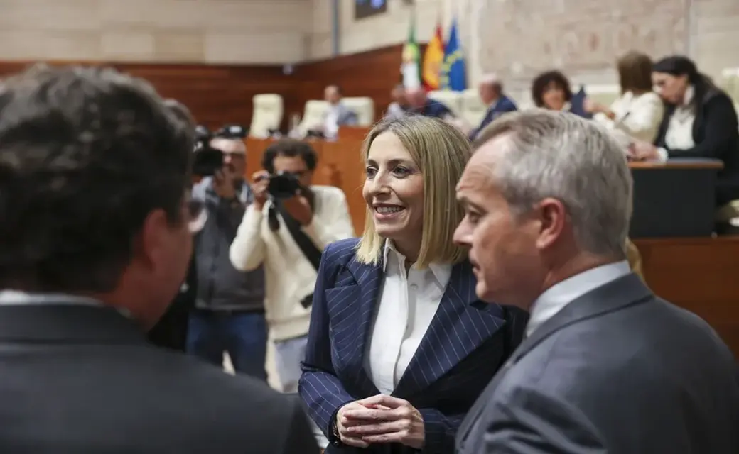 FOTOGRAFÍA. MÉRIDA (EXTREMADURA) ESPAÑA, 22 DE ABRIL DE 2026. Guardia investida con votos de VOX: socialismo y comunismo en contra. La presidente en funciones de la Junta de Extremadura y candidata del Partido Popular (PP) a la reelección, María Guardiola Martín; es aplaudida por la bancada popular tras ser investida con los votos de VOX tras firmar el Acuerdo de prioridad nacional de los de Santiago Abascal Conde. Efe