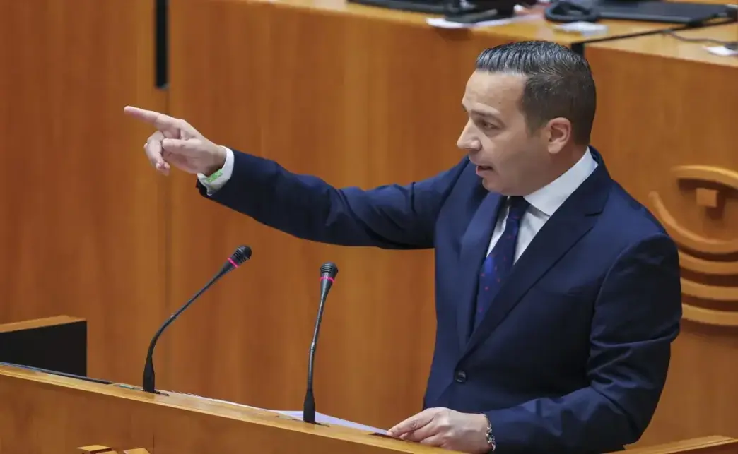 FOTOGRAFÍA. MÉRIDA (EXTREMADURA) ESPAÑA, 22 DE ABRIL DE 2026. Guardia investida con votos de VOX: socialismo y comunismo en contra. El diputado de Vox, Óscar Fernández Calle, interviene este miércoles en la Asamblea regional durante la segunda jornada del debate de investidura en la que será elegida presidente la candidata del PP a la reelección María Guardiola tras el acuerdo de gobierno alcanzado entre PP y Vox, con el voto en contra de PSOE y Unidas. Efe