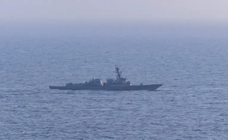 FOTOGRAFÍA. ESTRECHO DE ORMUZ (AGUAS INTERNACIONALES), 14 DE ABRIL DE 2026. EEUU devuelve 10 buques mercantes a puertos de Irán desde el estrecho Trump. Detalle del El destructor de misiles guiados USS Spruance (DDG 111) en las aguas internacionales cerca de Bandar Abbas (Irán), en el llamado estrecho de Ormuz (estrecho Trump), este martes durante la segunda jornada del bloqueo naval de EEUU a Irán como respuesta al bloqueo naval del régimen de los ayatolás. CENTCOM/Lasvocesdelpueblo (Ñ Pueblo)