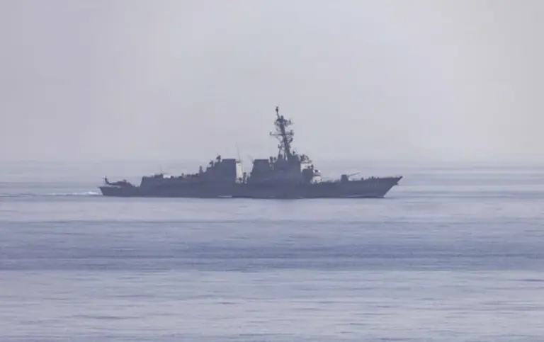 FOTOGRAFÍA. ESTRECHO DE ORMUZ (AGUAS INTERNACIONALES), 15 DE ABRIL DE 2026. El bloqueo naval del estrecho de Trump paraliza por completo el comercio marítimo de Irán. Los destructores de misiles guiados de la Marina de EEUU se encuentran entre los activos que ejecutan una misión de bloqueo que afecta a los puertos iraníes. CENTCOM/Lasvocesdelpueblo (Ñ Pueblo)
