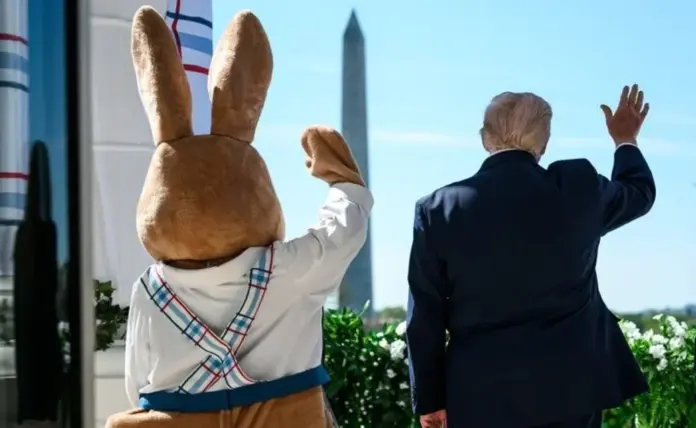 FOTOGRAFÍA. WASHINGTON (ESTADOS UNIDOS DE AMÉRICA), 06 DE ABRIL DE 2026. El presidente estadounidense, Donald John Trump; y la primera dama de United States of America (USA), Melania Trump (Melanija Knavs/Melania Knauss), participan en el evento La Búsqueda de Huevos de Pascua de la Casa Blanca de 2026 con varias decenas de niños y sus padres. Lasvocesdelpueblo (Ñ Pueblo)