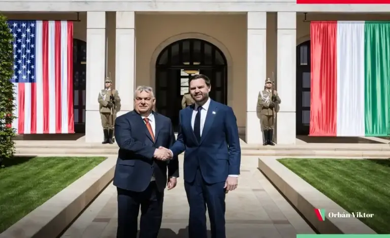FOTOGRAFÍA. BUDAPEST (HUNGRÍA), 07 DE ABRIL DE 2026. La derrota de Viktor Orban pone en peligro a Europa frente a la invasión islamista. El primer ministro de Hungría y líder del partido patriota FIDESZ, Viktor Orban (i); recibe al vicepresidente de Estados Unidos de América (EEUU) y dirigente de la formación patriota Partido Republicano de United States of America, James David Vance (c), en Budapest, capital de Hungría, en plena campaña electoral de los comicios legislativos en el país. Viktor Orban/Lasvocesdelpueblo (Ñ Pueblo)