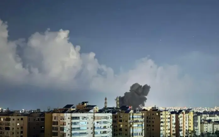 FOTOGRAFÍA. BEIRUT (LÍBANO), 08 DE ABRIL DE 2026. Israel propina su mayor golpe letal a Hezbolá ISIS: más de 180 muertos y 800 heridos. Los cielos de Beirut (Líbano) registran humo tras ataques del Ejército de Israel, Tzáhal, contra barrios donde grupos terroristas del Hezbolá ISIS estaban reunidos este miércoles 8 de abril de 2026. Captura video/AJN