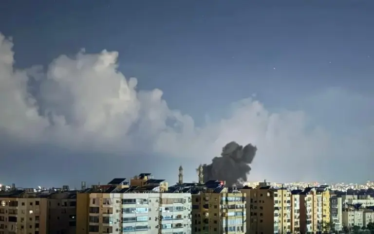 FOTOGRAFÍA. BEIRUT (LÍBANO), 08 DE ABRIL DE 2026. Israel propina su mayor golpe letal a Hezbolá ISIS: más de 180 muertos y 800 heridos. Los cielos de Beirut (Líbano) registran humo tras ataques del Ejército de Israel, Tzáhal, contra barrios donde grupos terroristas del Hezbolá ISIS estaban reunidos este miércoles 8 de abril de 2026. Captura video/AJN