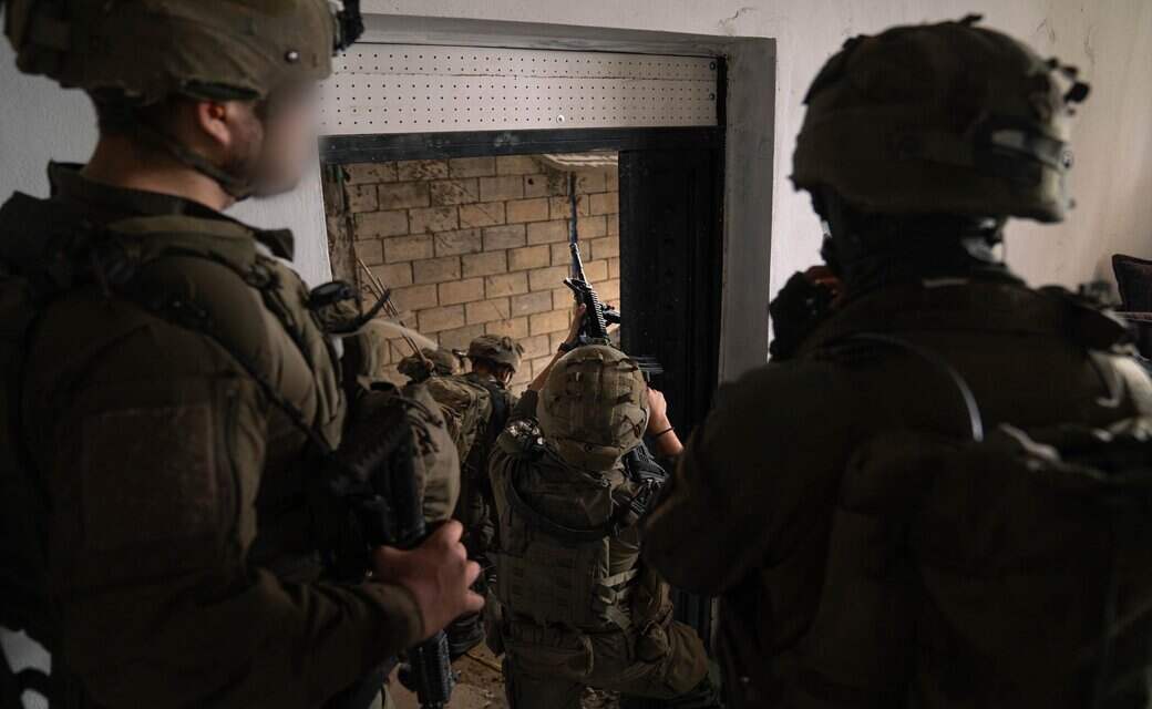 FOTOGRAFÍA. BINT JBEIL (LÍBANO), 16 DE ABRIL DE 2026. Tzáhal halla armas de Hezbolá en una escuela de Bint Jbeil (Líbano). La Brigada Givati, bajo el mando de la 98ª División del Ejército de Israel, Tzáhal, continúa sus operaciones terrestres específicas para destruir la infraestructura terrorista del grupo islamofascista Hezbolá en el sur del Líbano. Tzáhal/Lasvocesdelpueblo (Ñ Pueblo)