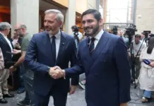 FOTOGRAFÍA. ZARAGOZA (ARAGÓN) ESPAÑA, 22 DE ABRIL DE 2026. Texto del Acuerdo de Gobierno VOX-PP en Aragón. Hay Acuerdo VOX-PP en Aragón con prioridad nacional para los aragoneses. El presidente del PP de Aragón, Jorge Antonio Azcón Navarro (Jorge Azcón) (i); y el miembro del Comité Ejecutivo Nacional (CEN) de VOX y candidato a la Presidencia, Alejandro Nolasco Asensi (d); han anunciado este miércoles en una comparecencia conjunta que ambos partidos han llegado a un acuerdo para la investidura de Azcón como presidente de la comunidad. Lasvocesdelpueblo (Ñ Pueblo)