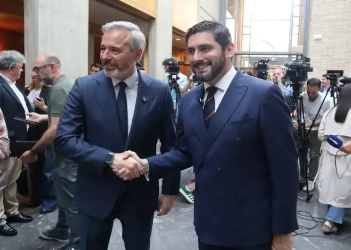 FOTOGRAFÍA. ZARAGOZA (ARAGÓN) ESPAÑA, 22 DE ABRIL DE 2026. Texto del Acuerdo de Gobierno VOX-PP en Aragón. Hay Acuerdo VOX-PP en Aragón con prioridad nacional para los aragoneses. El presidente del PP de Aragón, Jorge Antonio Azcón Navarro (Jorge Azcón) (i); y el miembro del Comité Ejecutivo Nacional (CEN) de VOX y candidato a la Presidencia, Alejandro Nolasco Asensi (d); han anunciado este miércoles en una comparecencia conjunta que ambos partidos han llegado a un acuerdo para la investidura de Azcón como presidente de la comunidad. Lasvocesdelpueblo (Ñ Pueblo)