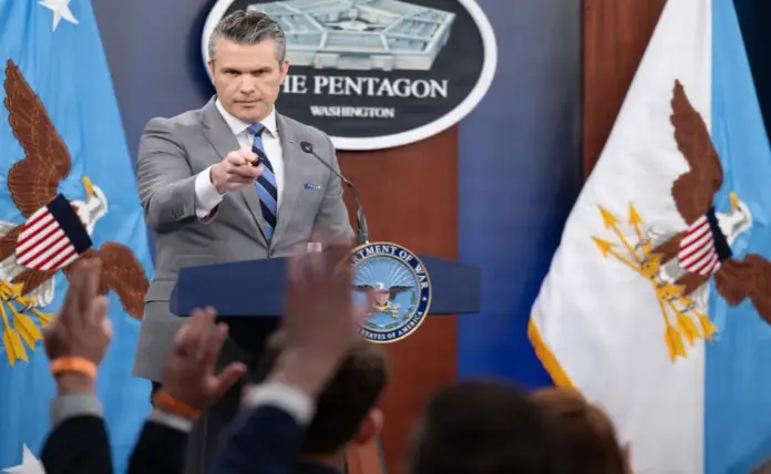 FOTOGRAFÍA. WASHINGTON (ESTADOS UNIDOS DE AMÉRICA, EEUU), 24 DE ABRIL DE 2026. Hegseth asegura que los ayatolás se ha convertido en piratas: criminales en alta mar. El secretario de Guerra, Peter Brian Hegseth (en la imagen); y el presidente del Estado Mayor Conjunto, general John Daniel Caine (Razin); ofrecen una rueda de prensa en la Casa Blanca en el Día 56/55 de campaña militar conjunta entre EEUU e Israel contra el régimen terrorista de los ayatolá en Irán, bautizada Operación Furia Épica (Operation Epic Fury)-Operación León Rugiente (Operation Roaring Lion), respectivamente, este viernes 24 de abril de 2026. en el Pentágono, el 24 de abril de 2026. Pentágono/Lasvocesdelpueblo (Ñ Pueblo)