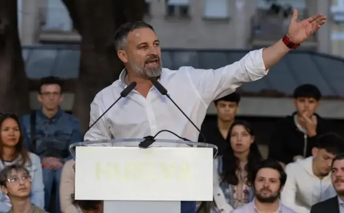 FOTOGRAFÍA. HUELVA (ANDALUCÍA) ESPAÑA, 23 DE ABRIL DE 2026. Abascal sobre el pucherazo de Pedro Sánchez en el PSOE robando elecciones y maltratando a los propios socialistas. Esta tarde VOX ha realizado un acto de precampaña en Huelva, con la presencia del presidente del partido, Santiago Abascal Conde (en la imagen); junto al candidato de VOX a la Junta de Andalucía,Manuel Gavira Florentino; y a los candidatos de la provincia con los que concurrirá a las elecciones al Parlamento de Andalucía, Rafael Segovia, María Goretti Eiberle Sánchez de Toca, Raúl Molina, entre otros. Lasvocesdelpueblo (Ñ Pueblo)