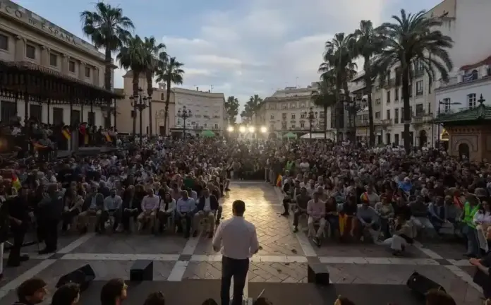 FOTOGRAFÍA. HUELVA (ANDALUCÍA) ESPAÑA, 23 DE ABRIL DE 2026. Abascal sobre el pucherazo de Pedro Sánchez en el PSOE robando elecciones y maltratando a los propios socialistas. Esta tarde VOX ha realizado un acto de precampaña en Huelva, con la presencia del presidente del partido, Santiago Abascal Conde (en la imagen); junto al candidato de VOX a la Junta de Andalucía, Manuel Gavira Florentino; y a los candidatos de la provincia con los que concurrirá a las elecciones al Parlamento de Andalucía, Rafael Segovia, María Goretti Eiberle Sánchez de Toca, Raúl Molina, entre otros. Lasvocesdelpueblo (Ñ Pueblo)