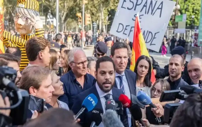 FOTOGRAFÍA. CATALUÑA, AÑO 2025. VOX exige al Parlamento de Cataluña la reposición de la bandera de España según sentencia del TSJC. el secretario general de VOX y presidente del Grupo Parlamentario en el Parlamento de Cataluña, Ignacio Garriga Vaz de Conceiçao (c), atiende a los medios de comunicación, junto a diputados nacionales y regionales. Lasvocesdelpueblo (Ñ Pueblo)
