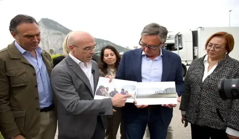 FOTOGRAFÍA. LA LÍNEA DE CONCEPCIÓN (CÁDIZ) ANDALUCÍA (ESPAÑA), 10 DE ABRIL DE 2026. El candidato de VOX a la presidencia de la Junta de Andalucía, Manuel Gavira Florentino (2 d), acompañado del jefe de la delegación de VOX en el Parlamento Europeo, Jorge Buxadé Villalba (2 i), ha denunciado durante su visita a La Línea de la Concepción, en Cádiz, "la estafa y el abandono de populares y socialistas en esta parte de Andalucía". Lasvocesdelpueblo (Ñ Pueblo)