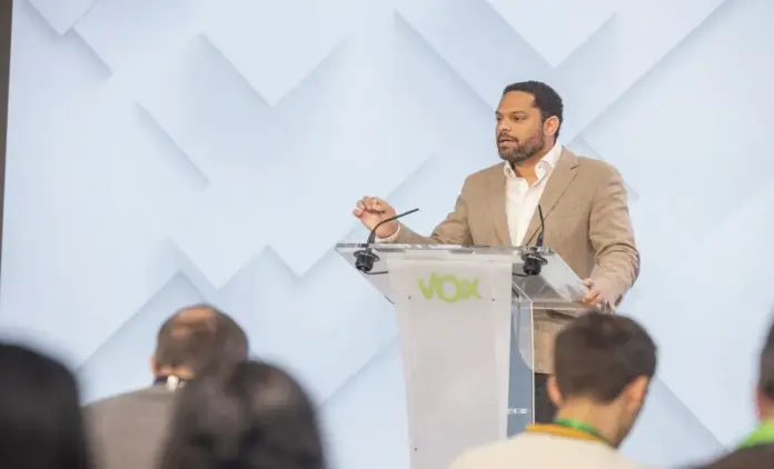 FOTOGRAFÍA. MADRID (ESPAÑA), 13 DE ABRIL DE 2026. VOX lleva ante Tribunales la regularización de la invasión migratoria del Gobierno. El secretario general de VOX, Ignacio Garriga Vaz de Conceiçao, registrado este lunes en la sede nacional de VOX España, en calle Bambú 12 de la capital de España, Madrid. Lasvocesdelpueblo (Ñ Pueblo)