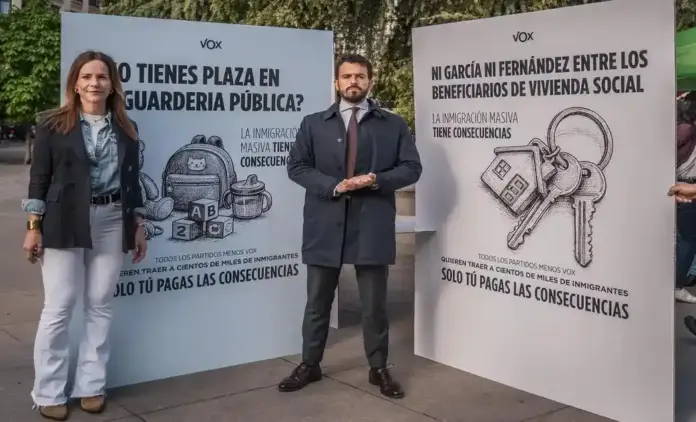 FOTOGRAFÍA. MADRID (ESPAÑA), 14 DE ABRIL DE 2026. Los patriotas exigen deportaciones y controles en fronteras: La inmigración masiva tiene consecuencias. La portavoz nacional de Agenda España de VOX y el portavoz nacional de Vivienda de VOX, Isabel La Buena (Isabel Pérez Moniño-Aranda) y Carlos Hernández Quero (Carlos H. Quero), respectivamente, presentan la campaña "La inmigración masiva tiene consecuencias". Lasvocesdelpueblo (Ñ Pueblo)