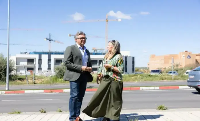 FOTOGRAFÍA. BORMUJOS (SEVILLA) ANDALUCÍA (ESPAÑA), 14 DE ABRIL DE 2026. VOX termina con el secuestro del suelo en Bormujos y garantiza prioridad nacional con bajada de impuestos . El candidato de VOX a la presidencia de la Junta de Andalucía, Manuel Gavira Florentino, visita Bormujos, provincia de Sevilla, junto a la portavoz del Grupo Municipal en el Ayuntamiento de la ciudad y Delegada de Urbanismo, Isabel Madera Freixa. Lasvocesdelpueblo (Ñ Pueblo)