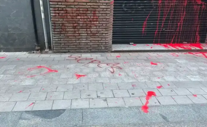 FOTOGRAFÍA. BARCELONA (CATALUÑA) ESPAÑA, 15 DE ABRIL DE 2026. El grupo fascista nacionalsocialista Sindicat d'Estudiants dels Països Catalans (SEPC) ha atacado hoy la sede de VOX en calle del Campo 28 de la ciudad de Barcelona, Cataluña, formando su acto nazi con las siglas de esta organización totalitaria. Lasvocesdelpueblo (Ñ Pueblo)