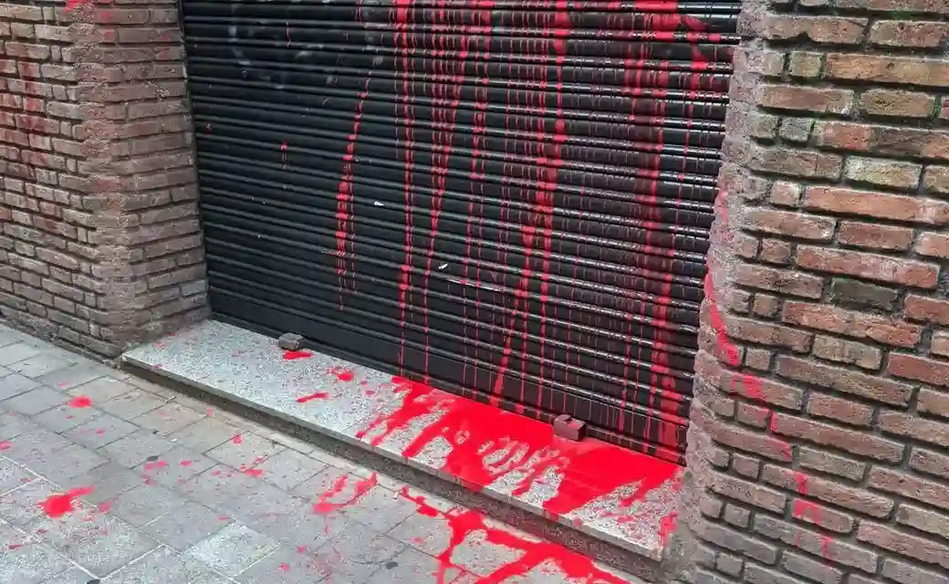 FOTOGRAFÍA. BARCELONA (CATALUÑA) ESPAÑA, 15 DE ABRIL DE 2026. El grupo fascista nacionalsocialista Sindicat d'Estudiants dels Països Catalans (SEPC) ha atacado hoy la sede de VOX en calle del Campo 28 de la ciudad de Barcelona, Cataluña, formando su acto nazi con las siglas de esta organización totalitaria. Lasvocesdelpueblo (Ñ Pueblo)