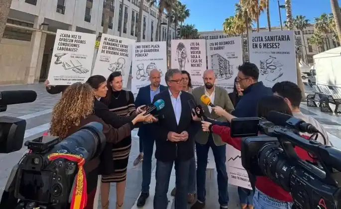 FOTOGRAFÍA. EL EJIDO (ANDALUCÍA), 15 DE ABRIL DE 2026. Gavira: La inmigración masiva tiene consecuencias en colegios, ayudas sociales, Atención sanitaria, vivienda o empleo. El candidato de VOX a la presidencia de la Junta de Andalucía, Manuel Gavira Florentino, junto a varios candidatos provinciales de las listas de VOX al 17M Elecciones Andalucía ha presentado hoy la campaña "La inmigración masiva tiene consecuencias" en El Ejido, uno de los bastiones de VOX en la Comunidad Autónoma de Andalucía. Lasvocesdelpueblo (Ñ Pueblo)