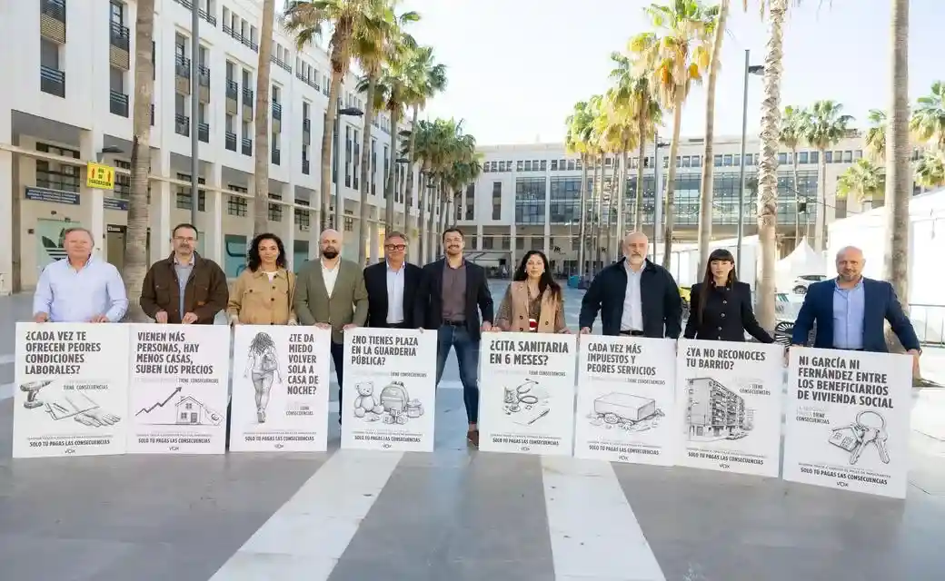 FOTOGRAFÍA. EL EJIDO (ANDALUCÍA), 15 DE ABRIL DE 2026. Gavira: La inmigración masiva tiene consecuencias en colegios, ayudas sociales, Atención sanitaria, vivienda o empleo. El candidato de VOX a la presidencia de la Junta de Andalucía, Manuel Gavira Florentino, junto a varios candidatos provinciales de las listas de VOX al 17M Elecciones Andalucía ha presentado hoy la campaña "La inmigración masiva tiene consecuencias" en El Ejido, uno de los bastiones de VOX en la Comunidad Autónoma de Andalucía. Lasvocesdelpueblo (Ñ Pueblo)