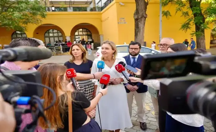 FOTOGRAFÍA. SEVILLA (ESPAÑA), 20 DE ABRIL DE 2026. La candidata número 2 al Parlamento de Andalucía por VOX Sevilla, María Cristina Peláez Izquierdo (Cristina Peláez); y la diputada de VOX por Sevilla al Congreso de los Diputados, María de los Reyes Romero Vilches (Reyes Romero), visitan el registro municipal colapsado de nuevo por cientos de inmigrantes y advierte de la preocupación de los funcionarios y de los momentos de tensión que se registran a la hora del cierre de las oficinas. Lasvocesdelpueblo (Ñ Pueblo)