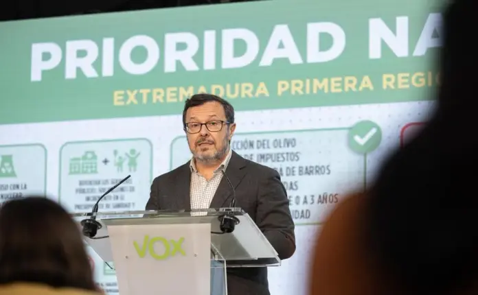 FOTOGRAFÍA. MADRID (ESPAÑA), 20 DE ABRIL DE 2026.Acuerdo VOX-PP Extremadura es una victoria: cuando VOX tiene fuerza las cosas cambian. El portavoz nacional de VOX, José Antonio Fúster Lamelas, este lunes durante una rueda de prensa en la sede nacional de su formación en calle Bambú 12 de Madrid. Lasvocesdelpueblo (Ñ Pueblo)