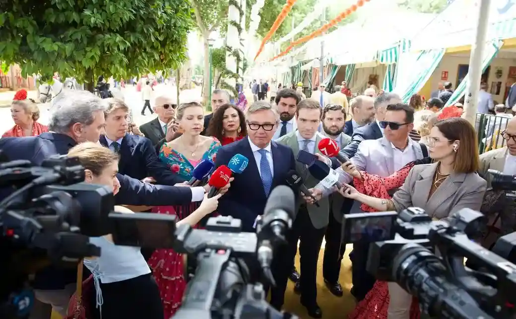 FOTOGRAFÍA. SEVILLA (ANDALUCÍA) ESPAÑA, 22 DE ABRIL DE 2026. Gavira: Queremos en Andalucía prioridad nacional en ayudas sociales y vivienda protegida. El candidato de VOX a la presidencia de la Junta de Andalucía, Manuel Gavira Florentino, lidera un despliegue de los obreros andaluces en la feria de abril de la capital andaluza, Sevilla. Lasvocesdelpueblo (Ñ Pueblo)
