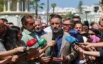 FOTOGRAFÍA. AYAMONTE (ANDALUCÍA) ESPAÑA, 24 DE ABRIL DE 2026. El presidente de VOX, Santiago Abascal Conde, y el candidato de VOX a la junta de Andalucía, Manuel Gavira Florentino, atienden los medios de comunicación en Ayamonte, dentro de los actos de precampaña electoral del 17M Elecciones Andalucía. Lasvocesdelpueblo (Ñ Pueblo)