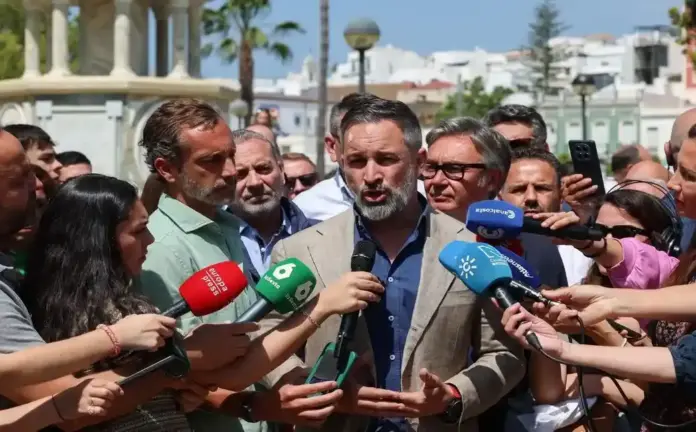FOTOGRAFÍA. AYAMONTE (ANDALUCÍA) ESPAÑA, 24 DE ABRIL DE 2026. El presidente de VOX, Santiago Abascal Conde, y el candidato de VOX a la junta de Andalucía, Manuel Gavira Florentino, atienden los medios de comunicación en Ayamonte, dentro de los actos de precampaña electoral del 17M Elecciones Andalucía. Lasvocesdelpueblo (Ñ Pueblo)