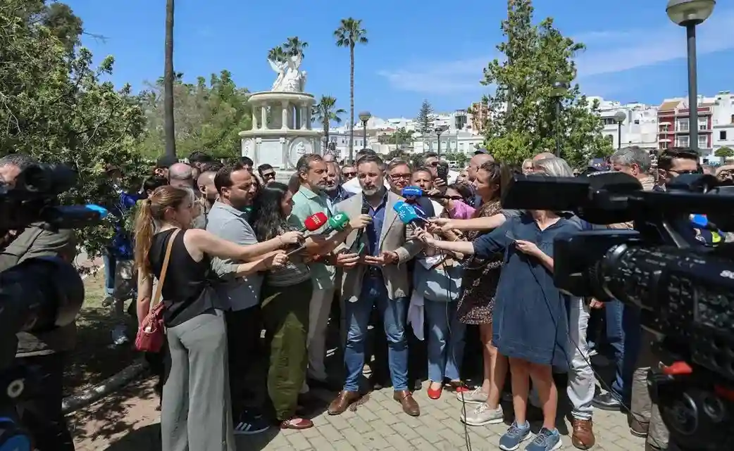 FOTOGRAFÍA. AYAMONTE (ANDALUCÍA) ESPAÑA, 24 DE ABRIL DE 2026. El presidente de VOX, Santiago Abascal Conde, y el candidato de VOX a la junta de Andalucía, Manuel Gavira Florentino, atienden los medios de comunicación en Ayamonte, dentro de los actos de precampaña electoral del 17M Elecciones Andalucía. Lasvocesdelpueblo (Ñ Pueblo)