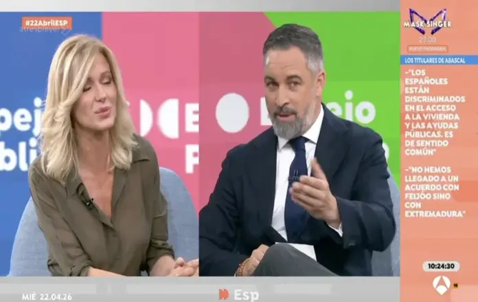 FOTOGRAFÍA. MADRID (ESPAÑA), 22 DE ABRIL DE 2026. El presidente de VOX y de Patriots of Europe, Santiago Abascal Conde (d), defendiendo con firmeza la prioridad nacional para los españoles, durante una entrevista en el programa Espejo Público de Antena3, medio del Grupo Atresmedia, afín al Partido Popular (PP), con la periodista del 'sistema' bipartidista, Susana Griso Raventós (i). Captura video Antena3/Lasvocesdelpueblo)Ñ Pueblo)