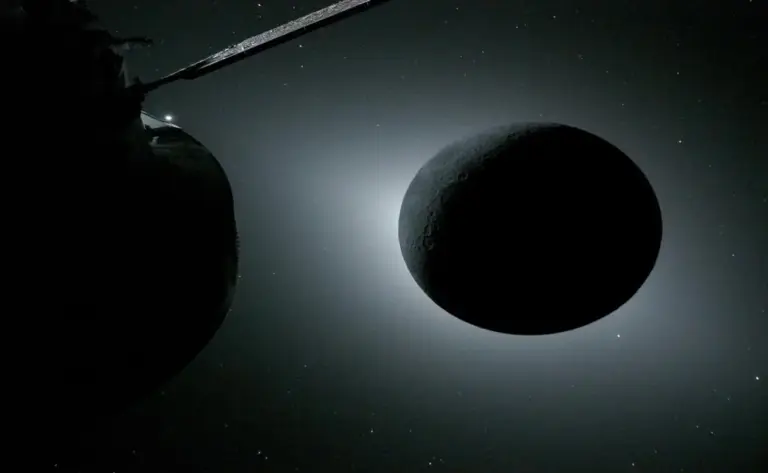 FOTOGRAFÍA. ESPACIO (MÁS ALLÁ DE LA ATMÓSFERA TERRESTRE), 07 DE ABRIL DE 2026. Imágenes capturadas por Artemis II revelan lo nunca antes visto por humanos. La Luna, iluminada por el Sol durante un eclipse solar, fue fotografiada por la nave espacial Orión de la NASA el lunes 6 de abril de 2026, durante la misión Artemis II. Orión se observa en primer plano a la izquierda. La Tierra refleja la luz solar en el borde izquierdo de la Luna, que brilla ligeramente más que el resto del disco. El punto brillante visible justo debajo del borde inferior derecho de la Luna es Saturno. Más allá, el punto brillante en el borde derecho de la imagen es Marte. Nasa/Lasvocesdelpueblo (Ñ Pueblo)