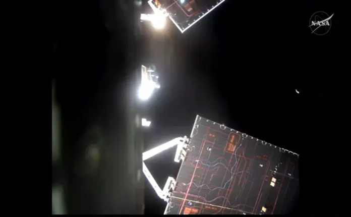 FOTOGRAFÍA. ESPACIO (MÁS ALLÁ DE LA ATMÓSFERA TERRESTRE), 07 DE ABRIL DE 2026. Integrity guia a la tripulación de Artemis II hacia la Tierra. Una transmisión en directo muestra la nave espacial Orion y sus paneles solares mientras la tripulación de Artemis II completaba la primera maniobra de corrección de retorno de la misión en el séptimo día de vuelo. Nasa/Lasvocesdelpueblo (Ñ Pueblo)