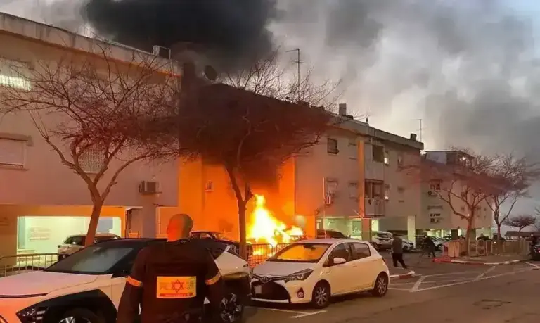 FOTOGRAFÍA. HAIFA (ISRAEL), 06 DE ABRIL DE 2026. Irán mata a civiles y deja heridos y desaparecidos en Haifa (Israel). El Servicio de Emergencia Magen David Adom o Maguén David Adom de Israel (MDA) asegura que "en Haifa (Israel), paramédicos y técnicos de emergencias médicas de la MDA están brindando atención médica y trasladan a cuatro pacientes con heridas leves y síntomas de inhalación de humo al Hospital Rambam". "Se trata de un hombre y una mujer de unos 40 años, y dos niñas de 5 años". Lasvocesdelpueblo (Ñ Pueblo) 