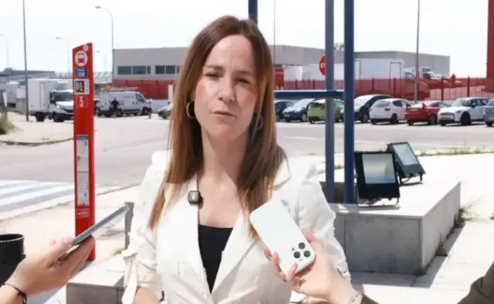 FOTOGRAFÍA. VALDEMORO (COMUNIDAD DE MADRID) ESPAÑA, 17 DE ABRIL DE 2026. Isabel La Buena celebra el Acuerdo VOX-PP en Extremadura. La portavoz nacional de Agenda España de VOX y portavoz del Grupo Parlamentario de VOX en el Asamblea de Madrid, Isabel La Buena (Isabel Pérez Moniño-Aranda), atiende a los medios de comunicación en Valdemoro. Lasvocesdelpueblo (Ñ Pueblo)