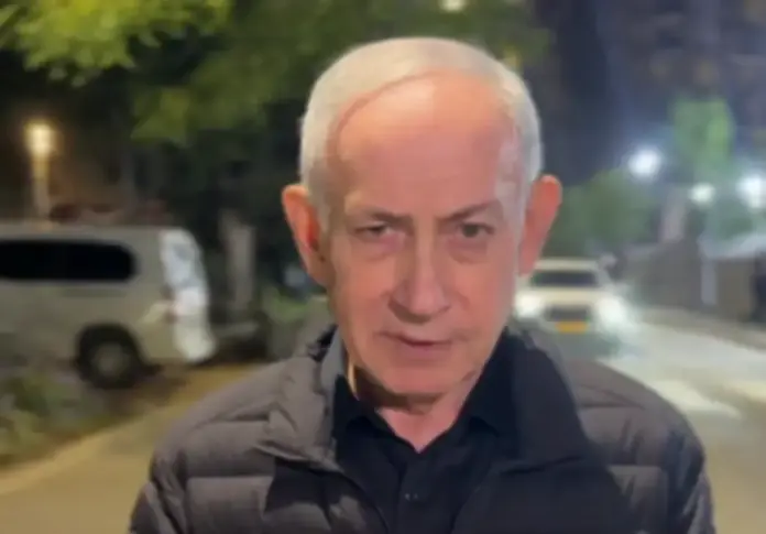 FOTOGRAFÍA. JERUSALÉN (ISRAEL), 04 DE ABRIL DE 2026. El primer ministro de Israel "Bibi" Benjamín Netanyahu, durante una declaración institucional la noche de este sábado por las calles de Israel en el Día 36 de la campaña militar de Washington y Jerusalén contra el programa nuclear, la industria de misiles balísticos y drones kamikazes del régimen terrorista de los ayatolás en la Persia invadida por la alianza islamismo-comunismo, bautizada Operación Furia Épica (Operation Epic Fury)-Operación León Rugiente (Operation Roaring Lion). Lasvocesdelpueblo (Ñ Pueblo)