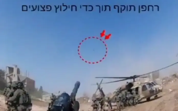 FOTOGRAFÍA. TAYBEH (LÍBANO), 26 DE ABRIL DE 2026. Israel intercepta in extremis un drone de Hezbolá evacuando a un héroe caído en Taybeh (Líbano). Impactantes imágenes muestran como un guerrero santo de Israel elimina una amenaza real terrorista de Hezbolá durante la evacuación del héroe nacional del pueblo de Israel caído en el sur del Líbano, el sargento Idan Fox, de 19 años.