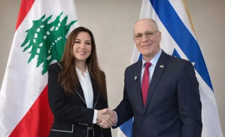 FOTOGRAFÍA. WASHINGTON (ESTADOS UNIDOS DE AMÉRICA), 14 DE ABRIL DE 2026. Israel y Líbano expulsan a Francia: no queremos a los franceses cerca; no son necesarios. Washington acogió hoy una histórica reunión sobre la paz entre Israel y el Líbano, con altos representantes de ambos países: La embajadora del Líbano en Estados Unidos, Nada Hamadeh Moawad (i); y el embajador de Israel en Estados Unidos, Yechiel Leiter (d); un encuentro presidido y mediado por parte del Secretario del Estado de United States of America (USA), Marco Antonio Rubio, mientras el grupo terrorista islamofascista proxy del régimen ayatolá de Irán, el Hezbolá, en guerra contra Israel, como apoyo a su amo de Irán en la Operación Furia Épica-León Rugiente, habría planteado un golpe de estado en Beirut, que Israel frustró. AJN
