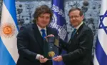 FOTOGRAFÍA. JERUSALÉN (ISRAEL), 20 DE ABRIL DE 2026. El presidente de Israel, Isaac Bougie Herzog (Isaac Herzog) (d); condecora al presidente de la República de Argentina, Javier Gerardo Milei (i); con "Medalla de Honor Presidencial de Israel". Lasvocesdelpueblo (Ñ Pueblo)