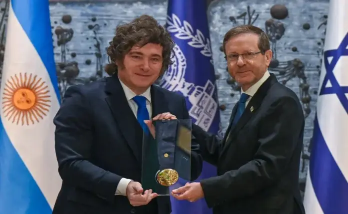 FOTOGRAFÍA. JERUSALÉN (ISRAEL), 20 DE ABRIL DE 2026. El presidente de Israel, Isaac Bougie Herzog (Isaac Herzog) (d); condecora al presidente de la República de Argentina, Javier Gerardo Milei (i); con "Medalla de Honor Presidencial de Israel". Lasvocesdelpueblo (Ñ Pueblo)
