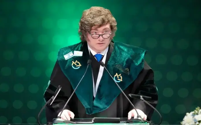 FOTOGRAFÍA. RAMAT GRAN (ISRAEL), 20 DE ABRIL DE 2026. El presidente de la República de Argentina, Javier Gerardo Milei (en la imagen), recibe un "Doctorado Honoris Causa" por parte de la Universidad de Bar-Ilan de Ramat Gan (Israel), junto al número dos del partido político ganador d elas elecciones argentinas, La Libertad Avanza, Secretaria general de la Presidencia de la República de Argentina y hermana de Javier Gerardo Milei, Karina Elizabeth Milei. Lasvocesdelpueblo (Ñ Pueblo)