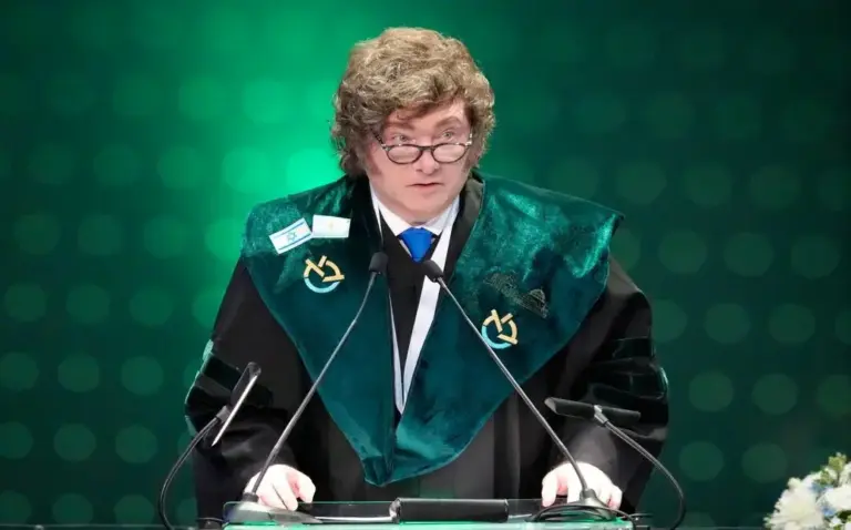 FOTOGRAFÍA. RAMAT GRAN (ISRAEL), 20 DE ABRIL DE 2026. El presidente de la República de Argentina, Javier Gerardo Milei (en la imagen), recibe un "Doctorado Honoris Causa" por parte de la Universidad de Bar-Ilan de Ramat Gan (Israel), junto al número dos del partido político ganador d elas elecciones argentinas, La Libertad Avanza, Secretaria general de la Presidencia de la República de Argentina y hermana de Javier Gerardo Milei, Karina Elizabeth Milei. Lasvocesdelpueblo (Ñ Pueblo)