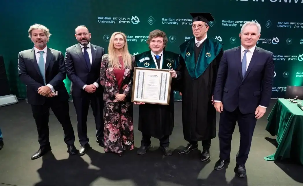 FOTOGRAFÍA. RAMAT GRAN (ISRAEL), 20 DE ABRIL DE 2026. El presidente de la República de Argentina, Javier Gerardo Milei (4 i); recibe un "Doctorado Honoris Causa" por parte de la Universidad de Bar-Ilan de Ramat Gan (Israel), junto al número dos del partido político ganador d elas elecciones argentinas, La Libertad Avanza, Secretaria general de la Presidencia de la República de Argentina y hermana de Javier Gerardo Milei, Karina Elizabeth Milei (3 i). Lasvocesdelpueblo (Ñ Pueblo)