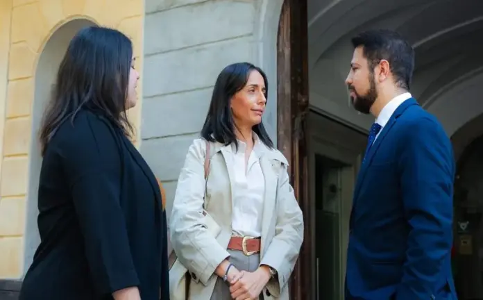 FOTOGRAFÍA. MATARÓ (BARCELONA) CATALUÑA (ESPAÑA), 21 DE ABRIL DE 2026. Ramírez y Lora exigen prioridad para vecinos de Mataró ante línea ACOL. El diputado de VOX por Tarragona al Parlamento de Cataluña y portavoz de la Comisión parlamentaria de Economía, Empresa y Sindicatura de Cuentas, Javier Ramírez Gutiérrez (d); ha visitado hoy la ciudad de Mataró (Barcelona) junto a la presidente del Grupo Municipal de VOX en el Ayuntamiento de Mataró, Mónica Lora Cisquer (c); y la portavoz del Grupo Municipal, Judith Cortés Cortés (i). Lasvocesdelpueblo (Ñ Pueblo)